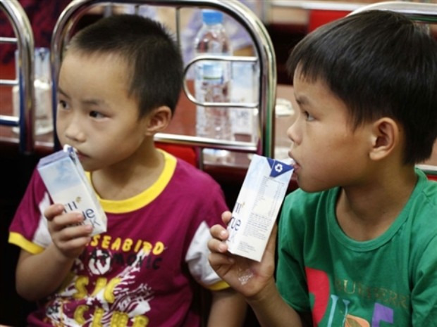 Hai cháu Lù A Tủa, Mùa Nử Giang, dân tộc Mông ở Yên Bái hồn nhiên uống sữa.